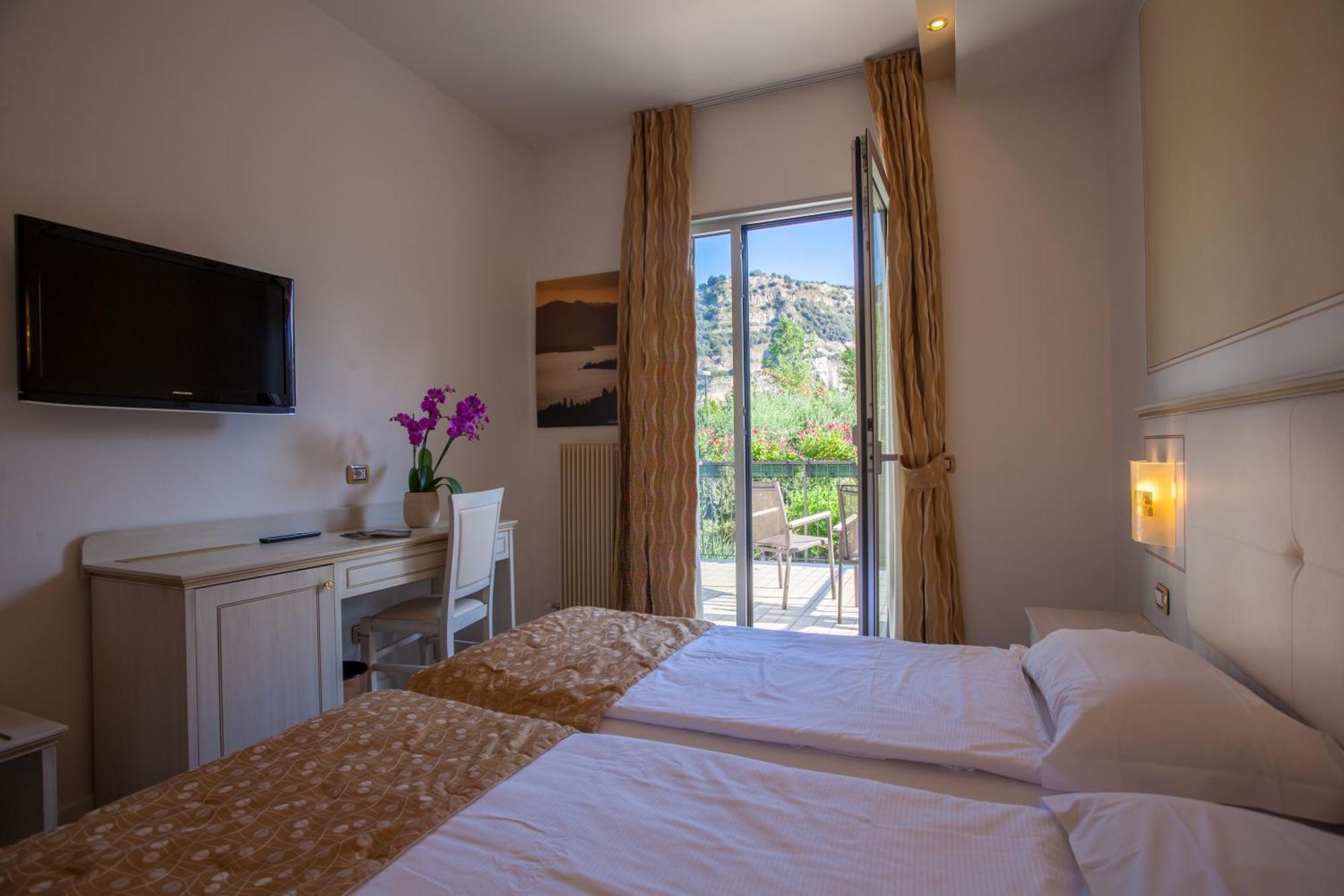 Hotel Lido Blu - Surf & Bike Torbole Sul Garda Bilik gambar