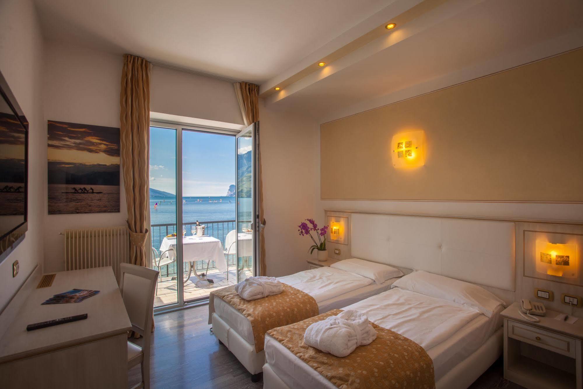 Hotel Lido Blu - Surf & Bike Torbole Sul Garda Luaran gambar